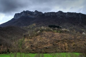 Monte Allende, El Campu, Caso, Abril de 2014. Aunque no me gusta especialmente el HDR para distorsionar, en este caso añado mi propia distorsión cromática a la antropogénica. 